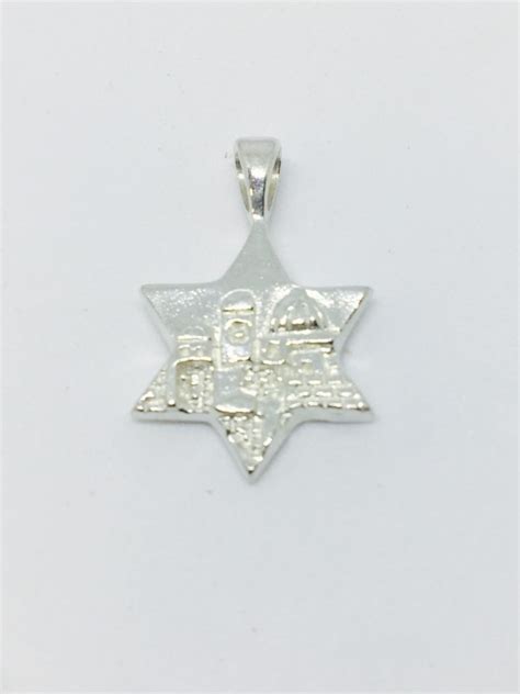 Colgante de plata con diseño en estrella de David y Jerusalen tallado