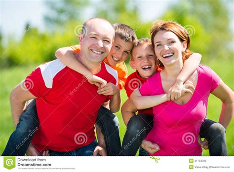 Famiglia Felice Con Due Bambini Sulla Natura Fotografia Stock