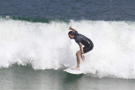 Vladimir Brichta Surfa Na Praia Da Barra Da Tijuca No Rio