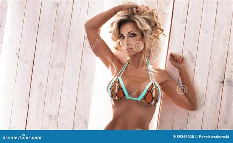 Reizvolle Blonde Frau Im Bikini Stockfoto Bild Von Leute Reizend