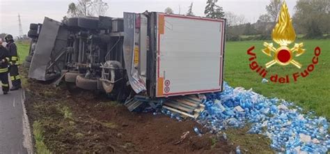 Tir Carico Di Acqua Minerale Si Ribalta In Un Campo A Magliano Alpi