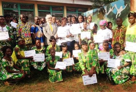 Centrafrique les filles mères reçoivent leur certificat de fin de