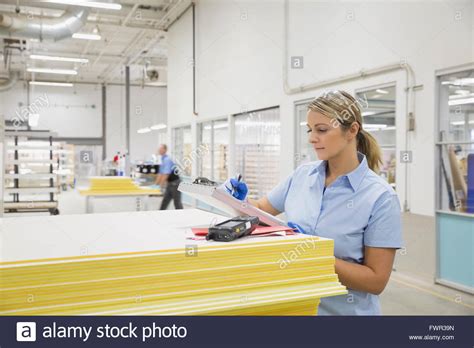 Donne Che Lavorano In Fabbrica E Sulla Linea Di Produzione Immagini E