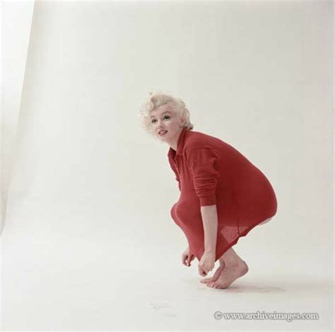 Connecticut Red Sweater Par Milton Greene Divine