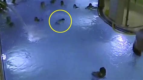 Un Enfant De Ans Qui Se Noie Dans Une Piscine Bond E De Monde Video