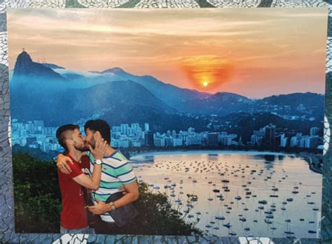 VIRAL Esta foto de una pareja gay besándose en Brasil se hizo popular por una conmovedora razón