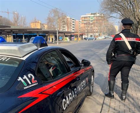 Autostazione di Modena Strattona i carabinieri e si dà alla fuga