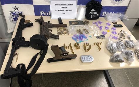 Suspeito de tráfico de drogas é preso submetralhadoras pistola e