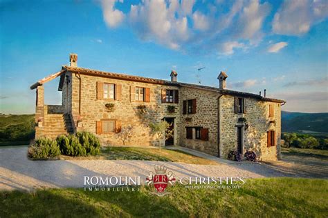 CASALE RISTRUTTURATO CON PISCINA IN VENDITA UMBRIA Romolini Christie S