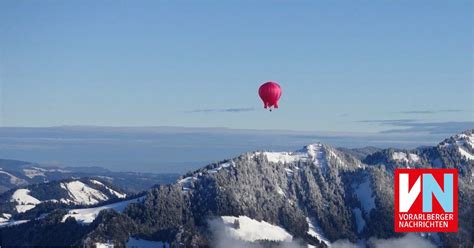 Erste Alpenüberquerung im Euterballon der Künstlerin Husar ist geglückt