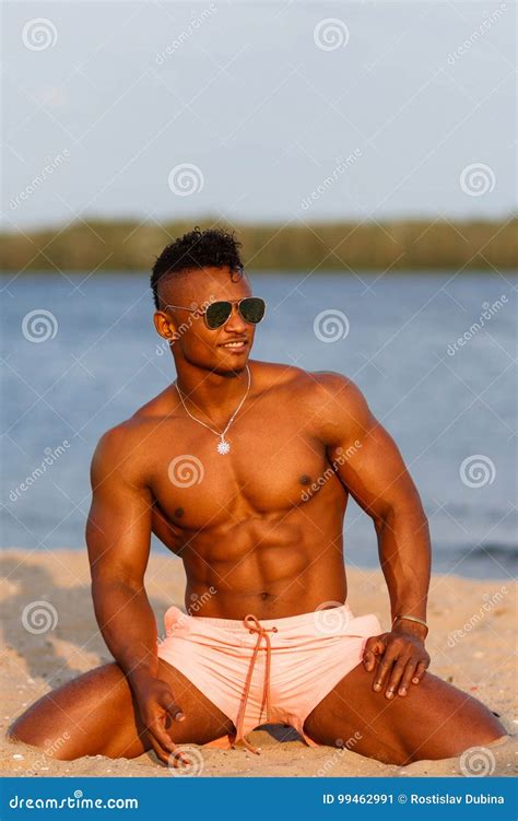 Jeune Homme Sexy Sportif Musculaire Sur La Plage Avec Un Torse Nu Dans