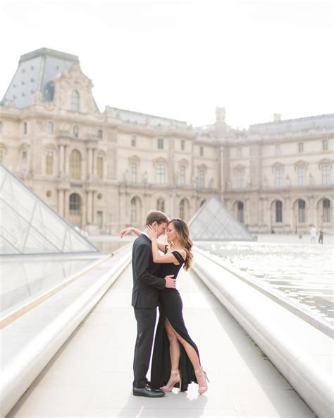 Sensual Couple Photos At Louvre Pyramid Paris Viagem Paris Fotos Ideias De Fotos