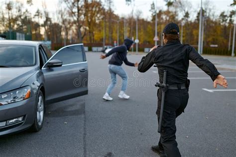 Policial Mulher Correndo Atr S De Ladr O De Carros Encapuzado Imagem De