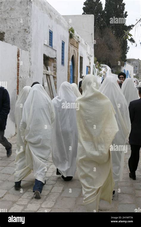 Tunisian Muslim Women in traditional Tunisia clothes in the Old Town of ...