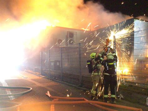 Industriebrand Eines Matratzenlagers Am Frankfurter Weg Feuerwehr