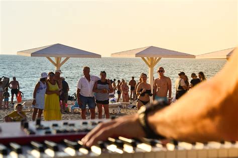 People on the Beach During Vacation · Free Stock Photo