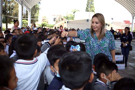 Paola Angon continúa entregas de guías para fortalecer la educación en