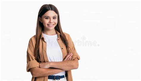 Estilo De Brunette Trendy Adolescente En Estudio Con Espacio De Copia Moda De Una Adolescente