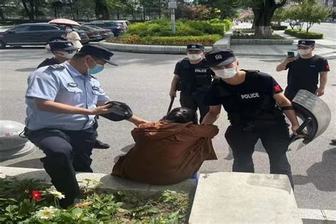 【夏季治安打击整治“百日行动”】巡查宣防显成效！长白特警及时救助身体不适群众澎湃号·政务澎湃新闻 The Paper