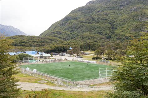 Colocan césped sintético en las canchas de Ushuaia y Río Grande