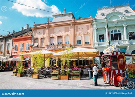 Calle Dunavska Restaurantes Y Edificios Coloridos En Novi Sad Serbia