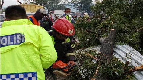 Angin Puting Beliung Terjang Kabupaten Bandung Rumah Warga Rusak