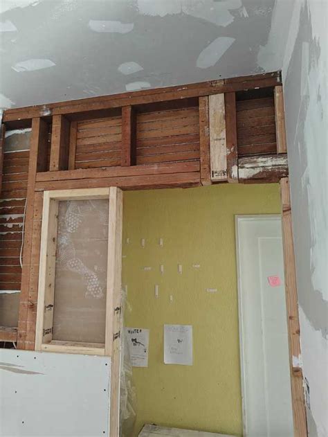 Should this door opening have a header and supporting framing? - Home Improvement Stack Exchange