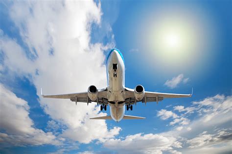 Reiseziel Mit Dem Flugzeug Reisen Ist Die Bewegung Von Menschen ...