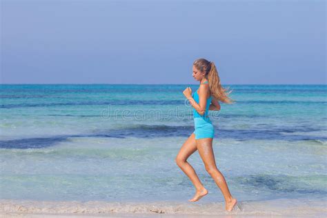 Mujer Que Ejercita En La Costa De La Playa Foto De Archivo Imagen De