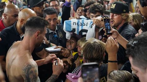 Así fue el saludo que dio la vuelta al mundo entre Lionel Messi y Owen