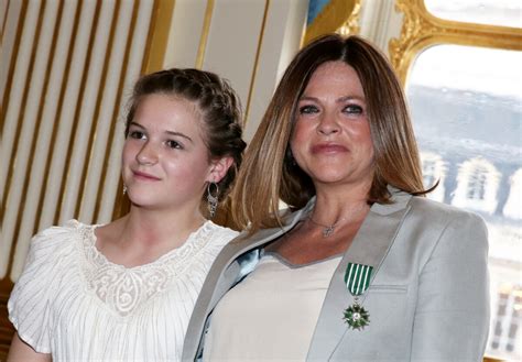 Photo Charlotte Valandrey et sa fille Tara à Paris le 10 avril 2013