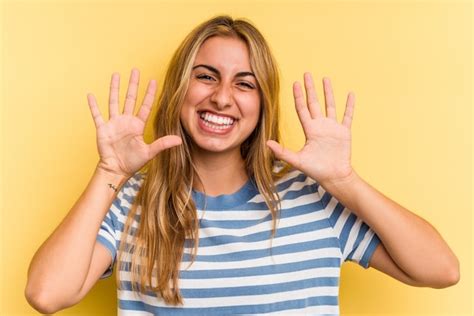 Jovem Mulher Loira Caucasiana Isolada Em Um Fundo Amarelo Mostrando O