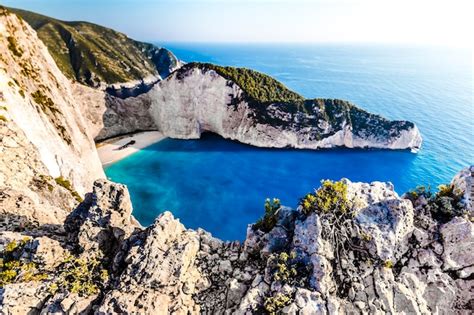 Increíble playa de navagio con naufragio en la isla de zakynthos mar