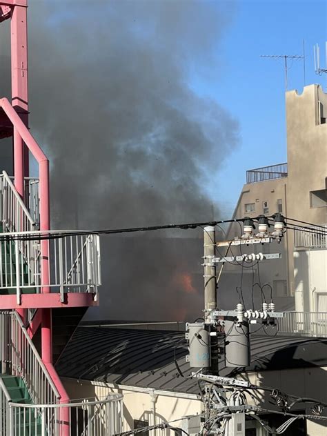 【沿線火災】東京都北区東十条 東十条駅の近くで火事「明理会中央総合病院の裏から黒煙が上がってる、周辺道路が通行止め渋滞」「電車内に煙が入って来