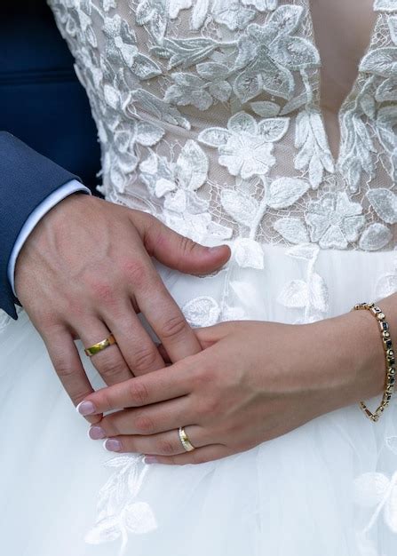 Manos De Los Novios Con Anillos De Boda El Novio Toma Suavemente La