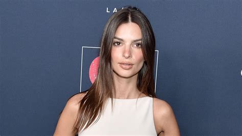 Emily Ratajkowski torride dans un bikini léopard Vidéo