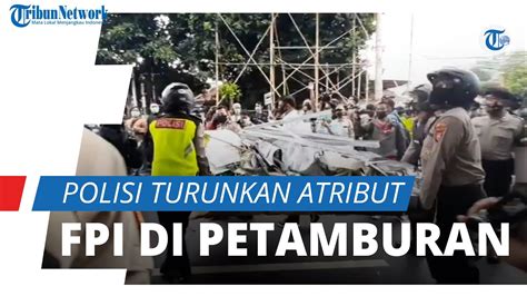 Video Detik Detik Polisi Turunkan Atribut Fpi Di Markas Pusat