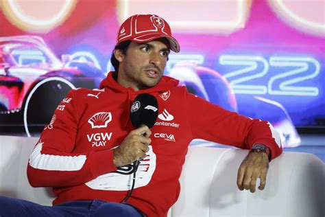 Comunicado De Carlos Sainz Tras El Anuncio Del Fichaje De Hamilton Por Ferrari En Su Lugar