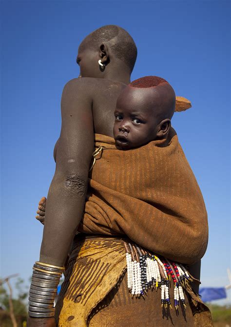 Portrait Of A Bodi Tribe Mother Carrying Her Baby Hana Mu Flickr