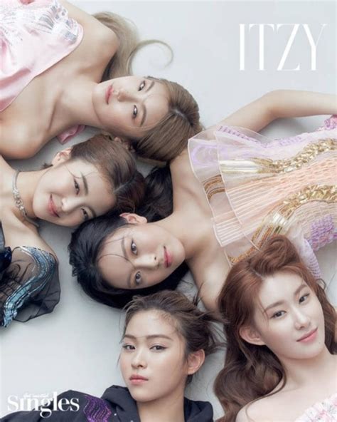 Itzy、多彩な魅力のグラビアを公開それぞれの価値観を明かす「堂々とした人になるために努力した」 Kstyle