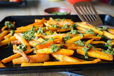 Geroosterde Wortels Met Salsa Verde Van Wortelloof De Luie Leguaan