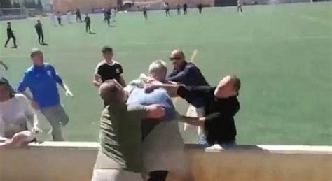 Spagna Maxi Rissa Tra Genitori Alla Partita Di Calcio Dei Bimbi