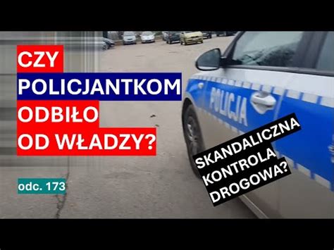 Audyt obywatelski policjantki prowadzą kontrolę drogową łamiąc