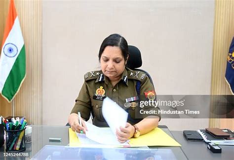 The First Female Police Commissioner Of Up Laxmi Singh Took Charge In