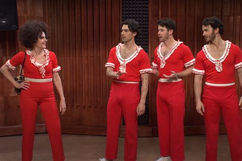 Snl Recap Molly Shannons Sally Omalley Is The Bonus Jonas Brother