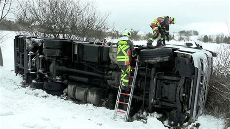 Schnee Sorgt F R Unf Lle Im Erzgebirge Antenne Sachsen