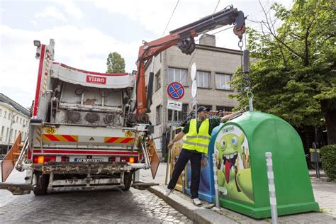 Riciclaggio Del Camion Che Prende I Bidoni Della Spazzatura Immagine