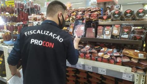 Ação do Procon combate venda de produtos vencidos nos supermercados