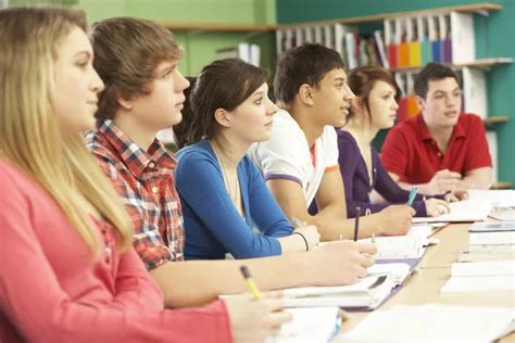 Estudiantes Adolescentes Que Estudian En El Aula Con El Tutor