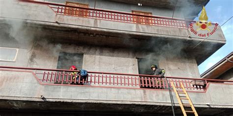 Randazzo Paura Per Un Incendio In Una Palazzina Vigili Del Fuoco